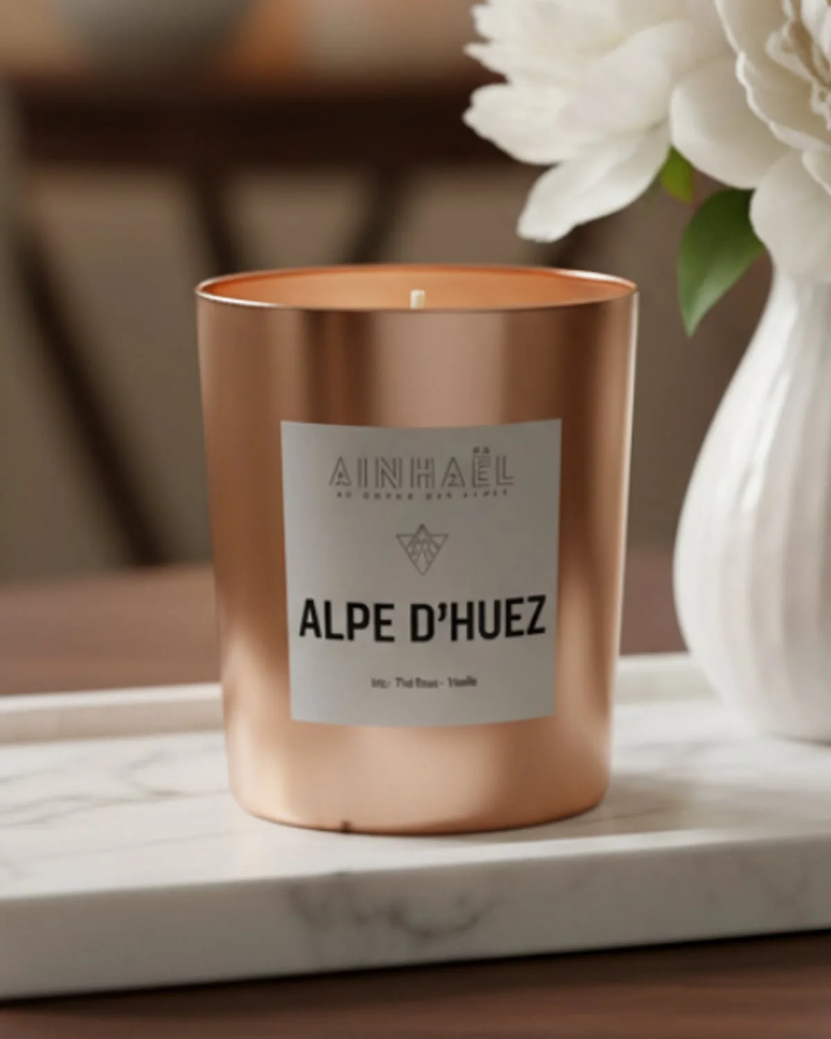 Alpe d'Huez — Une fragrance feutrée née aux portes des sommets, où l'iris s'attarde dans le silence d'un chalet.