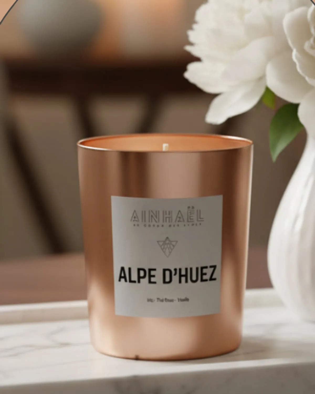 Une fragrance feutrée née aux portes des sommets, où l'iris s'attarde dans le silence d'un chalet.