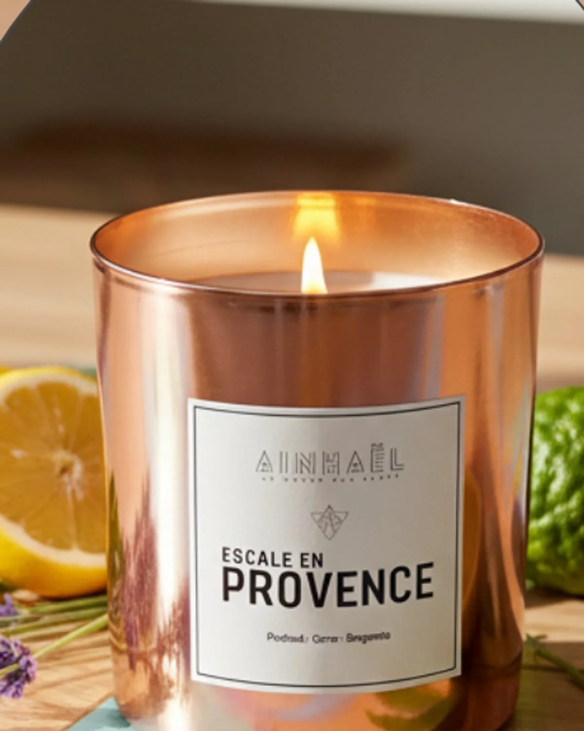Esprit de Provence — Le sud à l'ombre des oliviers, là où la bergamote rencontre l'argile chaude.