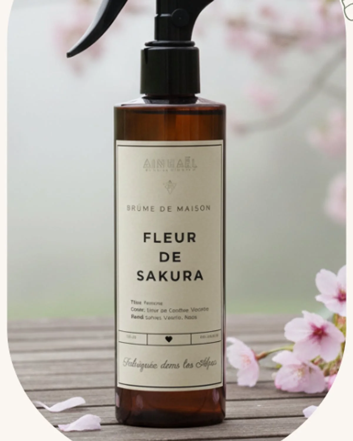 Fleur de Sakura — L'éphémère beauté du cerisier, pétales rose pâle au gré du vent.