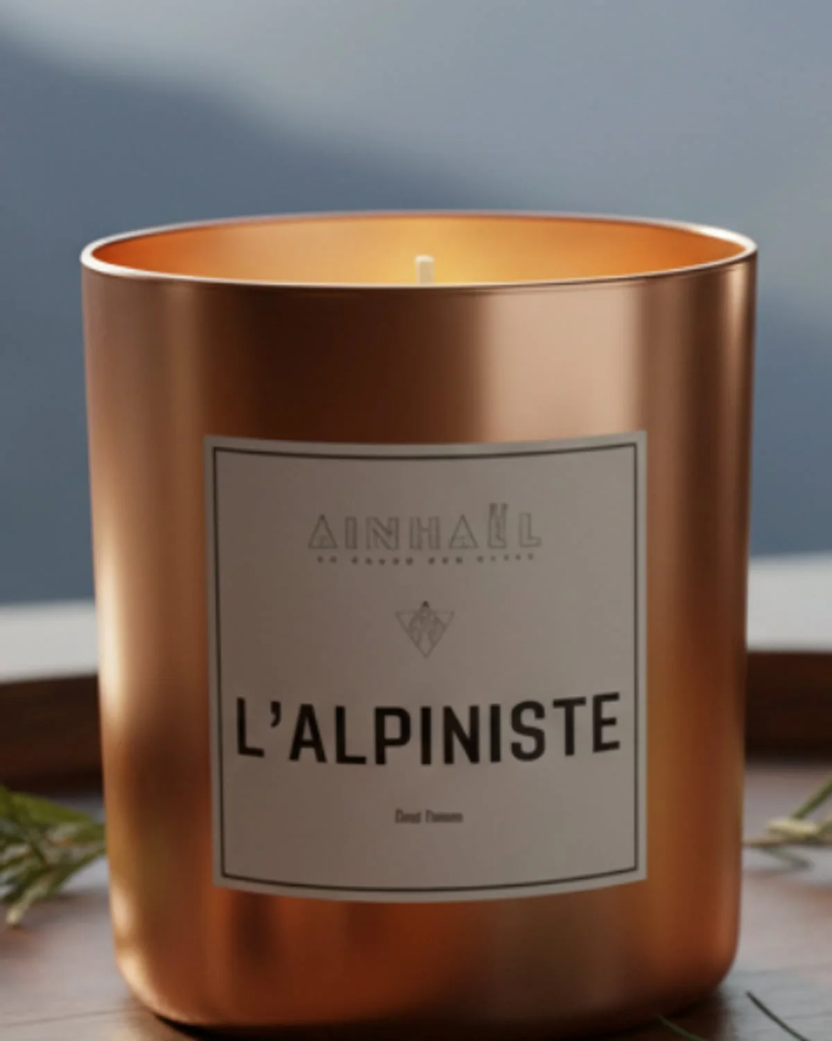L'Alpiniste — Un sillage boisé venu des refuges, où le feu de bois rencontre la résine.