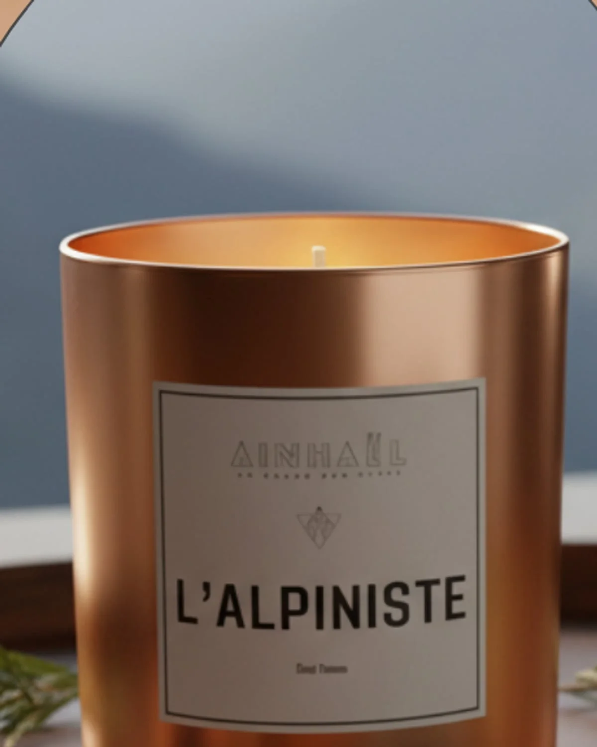 L'Alpiniste — Un sillage boisé venu des refuges, où le feu de bois rencontre la résine.